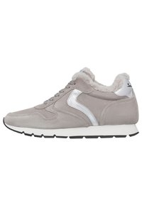 Grå ruskinds sneaker med sølvdetaljer, plysset krave, struktureret overflade og sort gummisål. Snørebånddesign med buet side mønster.