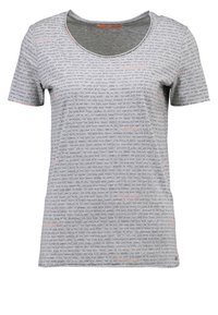 Šedé tričko s krátkým rukávem zdobené opakujícím se vzorem textu v černé a oranžové, kulatý výstřih a měkký bavlněný materiál.