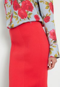 Guess MIDI - Fustă tip creion - corallo