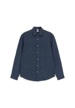 Camisa de manga larga azul oscuro con botones, cuello puntiagudo y puños abotonados, extendida sobre un fondo blanco.