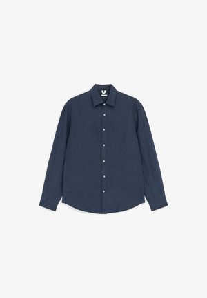Camisa de manga larga azul oscuro con botones, cuello puntiagudo y puños abotonados, extendida sobre un fondo blanco.