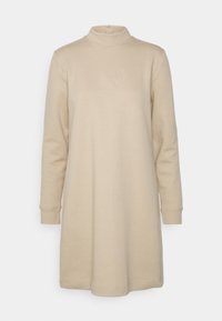 Robe-sweat beige en tissu doux, dotée d'un col haut, de manches longues et d'un logo embossé discret au niveau de la poitrine.