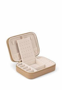 Sieradendoos in lichtbeige gestructureerd materiaal met een ritssluiting, interne vakken, een verwijderbaar kussen met gaten en zachte beige voering.
