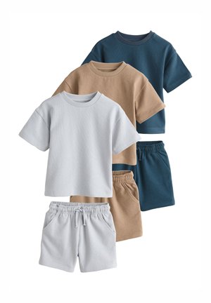 Next, REGULAR FIT - SHORT SLEEVE T-SHIRT AND SHORTS SET 3 PACK  . - T-shirt con stampa - black brown neutral textured