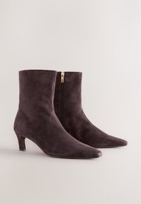 Non sélectionné, chocolate brown suede