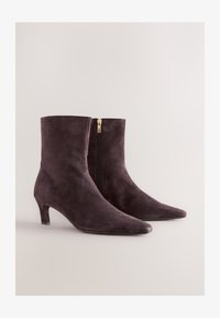 Non sélectionné, chocolate brown suede