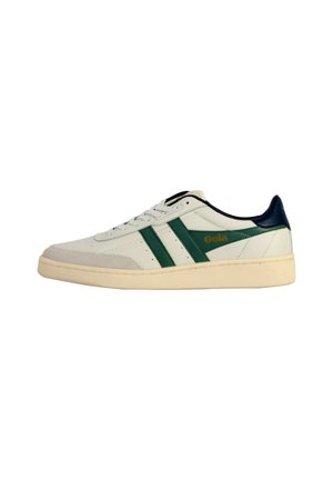 Hvide sneakers med lav skaft og grønne striber, navy hælflap, beige sål og "Gola" logo på siden.