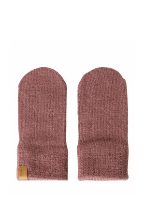 Paire de moufles en tricot rose poudré avec une étiquette en cuir au poignet de la moufle gauche, posées à plat sur un fond blanc.