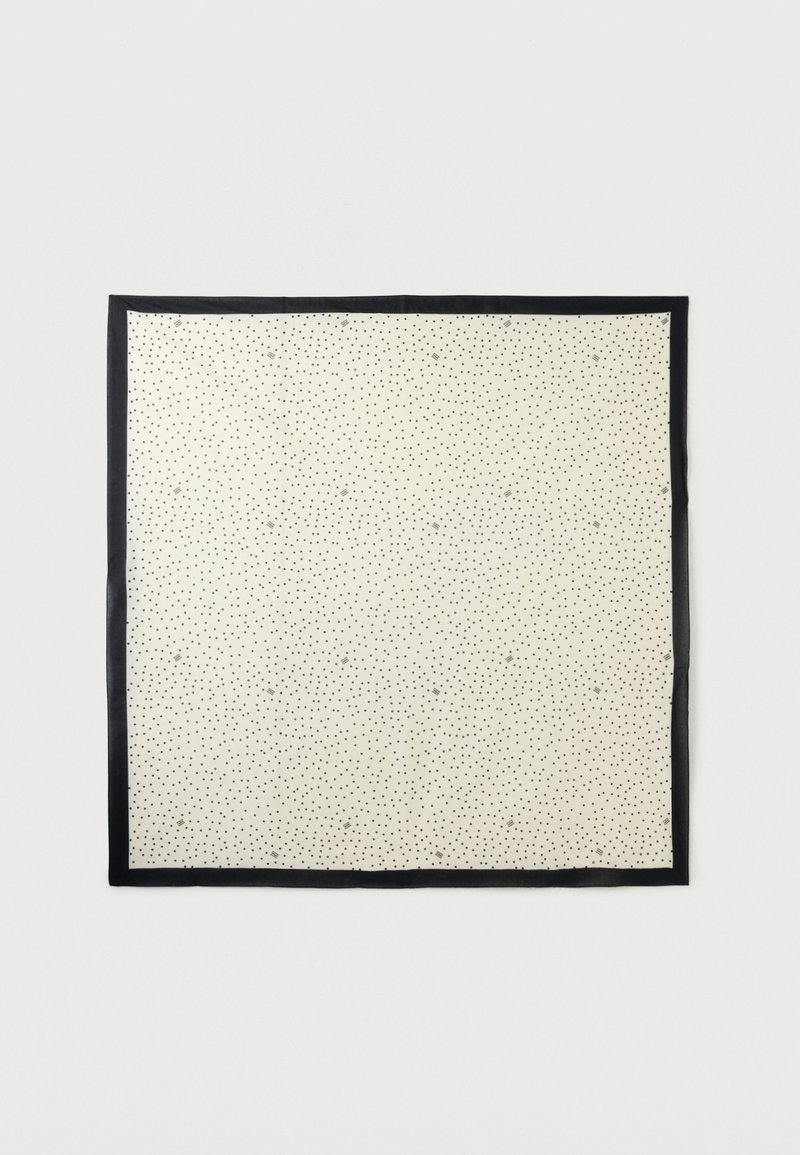 Τετράγωνο ελεφαντόδοντο μαντήλι με μικρές μαύρες πουά και μονόχρωμο μαύρο περίγραμμα, τοποθετημένο επίπεδο σε λευκό φόντο.