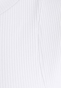 Tessuto bianco a costine che mostra sottili linee verticali e una consistenza morbida. Presenta un design senza cuciture con una leggera elasticità e una finitura liscia.