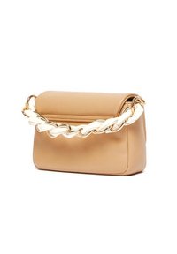 Borsa a tracolla in pelle color cuoio con forma strutturata, dotata di una grande tracolla in oro intrecciata. Texture liscia e dettagli superficiali minimi.