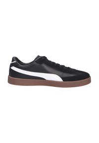 Sort sneaker med hvide detaljer, lavet med en kombination af læder og ruskind, gummisål, flade snørebånd og lavt design.