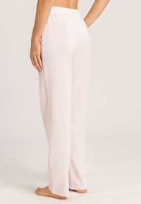 Lichtroze, zachte stoffen loungebroek met een ontspannen pasvorm, elastische tailleband en zijzakken, voorzien van een gladde, onversierde afwerking.