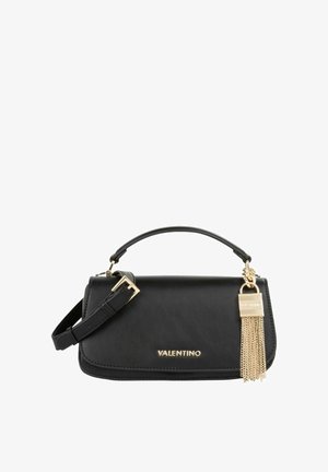 Sac à main en cuir noir avec une forme structurée, des accessoires dorés et un porte-clés pompon. Comprend une bandoulière détachable et une poignée supérieure.