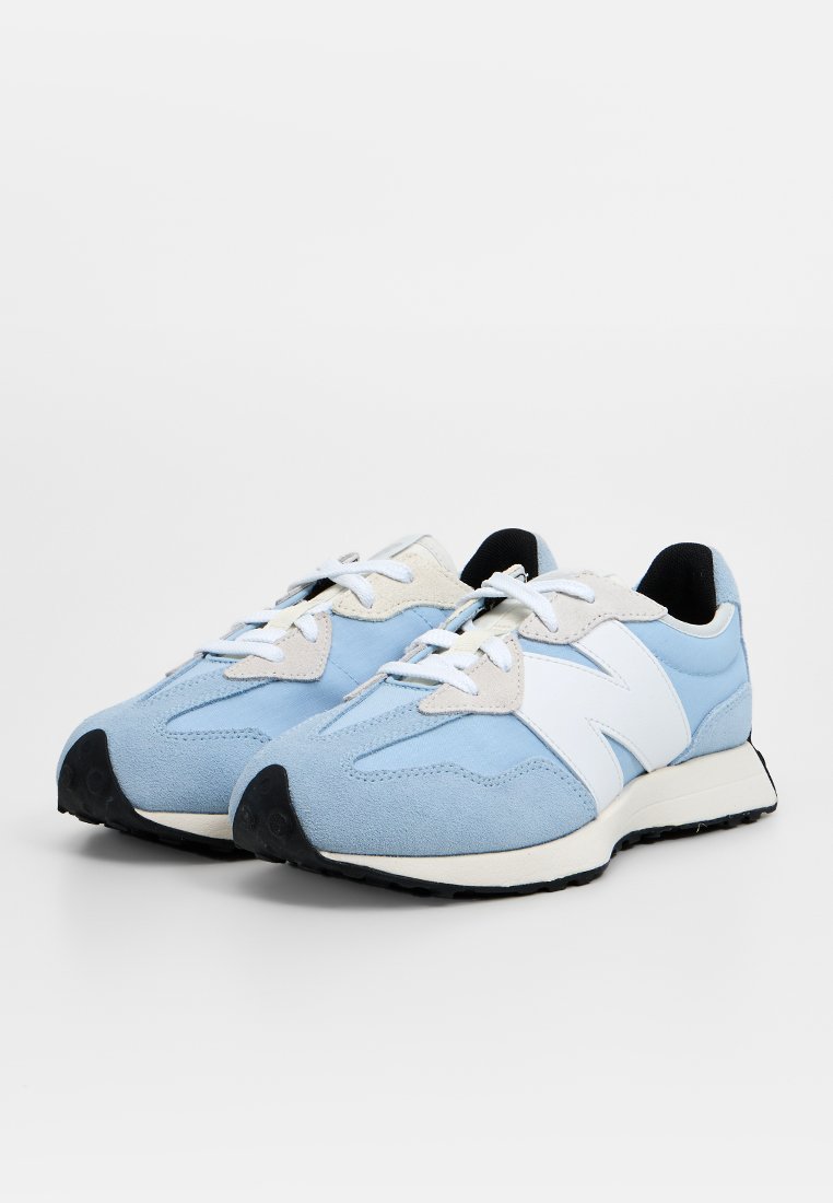 Zapatillas de ante azul claro con acentos blancos y suela de goma negra. Presentan un logotipo distintivo y elementos de diseño en capas.