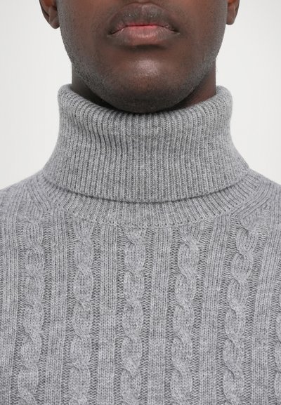 Grå turtleneck sweater med ribbet tekstur og kabelstrik mønster. Tætsiddende krave med en blød, strikket finish.