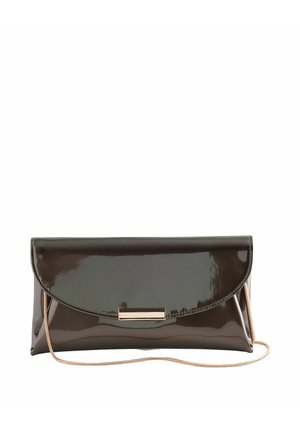 Glänzende dunkelbraune rechteckige Clutch mit gewölbtem Überschlag und dünnem goldfarbenem Kettenriemen vor weißem Hintergrund.