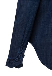 Dunkelblaue Jeanshemd mit langen Ärmeln, das eine Rüschendetail an den Manschetten und einen leicht geschwungenen Saum aufweist. Glatte Textur in einfarbiger Ausführung.