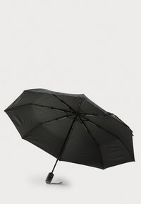 Parapluie noir avec une poignée courbée, huit baleines et un design compact. Fabriqué en tissu avec une texture lisse, doté d'une sangle de fixation sécurisée.