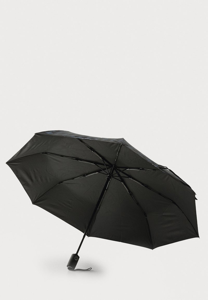 Schwarzer Regenschirm mit gebogenem Griff, acht Rippen und einem kompakten Design. Aus Stoff mit glatter Textur, ausgestattet mit einem sicheren Befestigungsband.