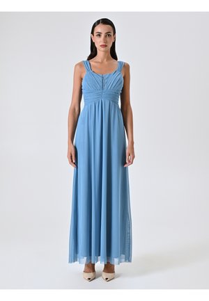 Langes blaues Kleid mit plissiertem Oberteil, breiten Trägern und fließendem Rock. Durchsichtige Überlagerung sorgt für Textur. Quadratischer Ausschnitt und dezente Knopfdetails.