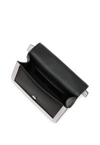 Pochette en cuir noir avec une finition lisse, présentant un intérieur texturé et un bord gris clair. Comprend un fermoir à pression en argent et un design minimaliste.