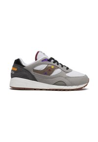 Sneaker grigio con materiali in rete e scamosciato. Presenta lacci neri, dettagli multicolori (viola, giallo, arancione) e una suola bianca.