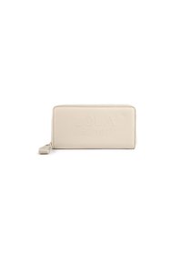 Cartera de cuero beige con logotipo embossado "LOLA CSDMNT", de forma rectangular, cierre de cremallera, textura suave, diseño plano y tirador de cremallera dorado.