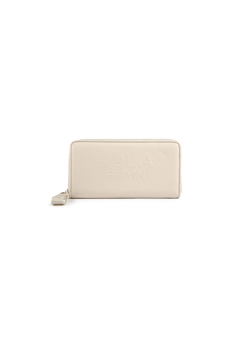 Cartera de cuero beige con logotipo embossado "LOLA CSDMNT", de forma rectangular, cierre de cremallera, textura suave, diseño plano y tirador de cremallera dorado.