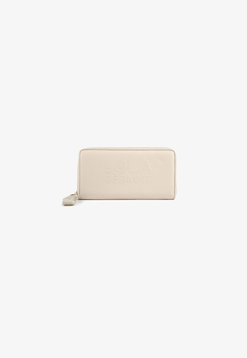 Cartera de cuero beige con logotipo embossado "LOLA CSDMNT", de forma rectangular, cierre de cremallera, textura suave, diseño plano y tirador de cremallera dorado.