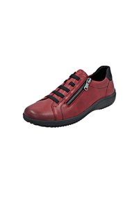 Des chaussures en cuir rouge avec des lacets élastiques noirs et une fermeture éclair sur le côté, présentant une surface texturée et une semelle en caoutchouc noire.