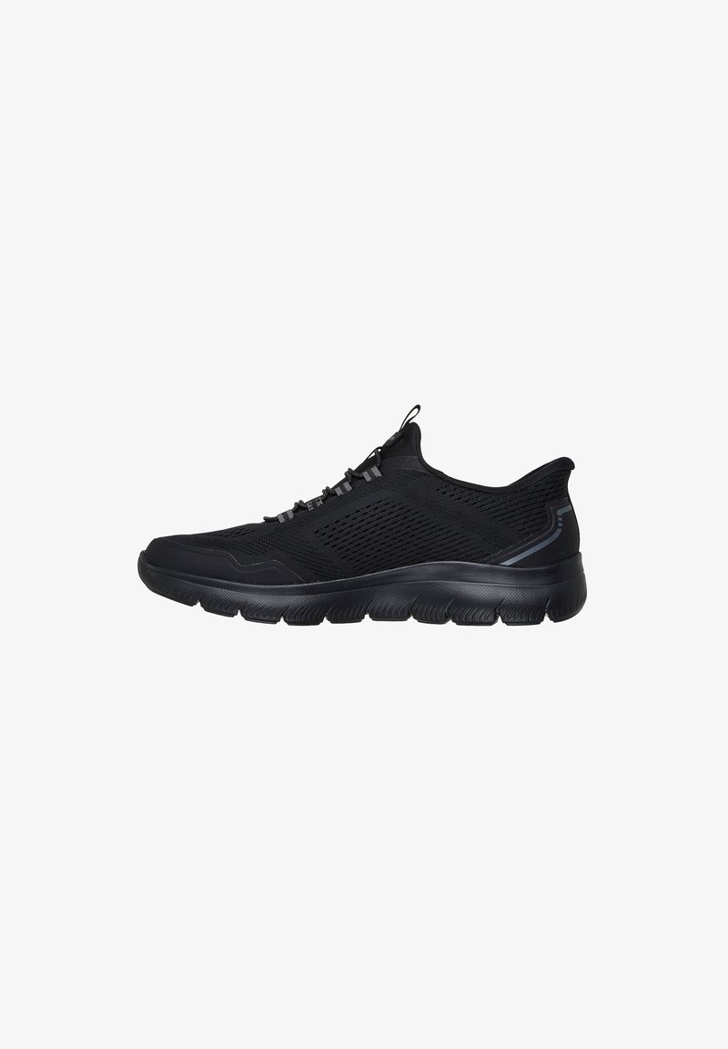 Chaussure de sport noire en mesh respirant avec semelle flexible, languette au talon et fermeture à lacets, vue de côté extérieur.