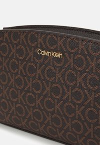 Calvin Klein CK CODE CROSSBODY - Umhängetasche - brown mono