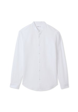 Camicia bianca a maniche lunghe con colletto alla mandarino, tessuto strutturato, chiusura frontale con bottoni e orlo leggermente curvato. Presenta un design minimale.