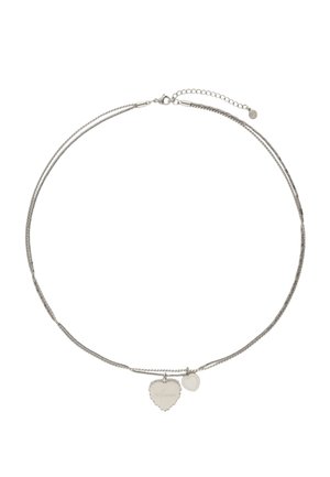 Collar de doble cadena plateada con dos colgantes en forma de corazón, uno grabado con "Amour", y un cierre ajustable.