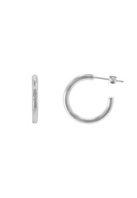 Boucles d'oreilles en argent avec une finition lisse et polie. Le design est circulaire, avec un fermoir pour un port sécurisé. Style simple et minimaliste.
