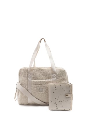 Zachte beige sherpa draagtas met lange handvatten en bijpassend klein, gevouwen verschoningsmatje met hartpatronen.