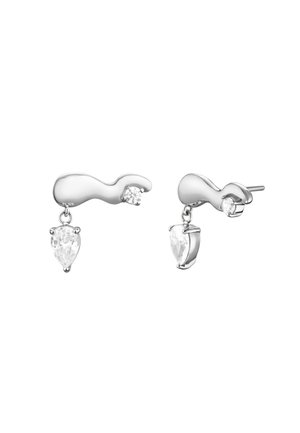 Pendientes de plata con cierre de perno con un diseño curvado abstracto, con una pequeña piedra redonda en la parte superior y una piedra preciosa clara en forma de pera colgando.