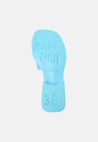 Zoccolo in gomma blu chiaro con soletta sagomata, embossato con "CAM PER" e taglia "38", caratterizzato da un motivo floreale per una maggiore texture.