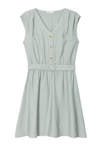 Robe verte claire en tissu doux avec un col en V, des manches courtes, une fermeture boutonnée à l'avant et une taille ceinturée. Design de jupe froncée.