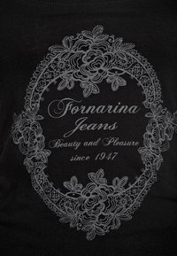 Černé tričko z látky s podrobným stříbrným květinovým vzorem a textem: "Fornarina Jeans Krása a potěšení od roku 1947."