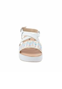 Sandal bianca con cinghie incrociate e un motivo zigzag multicolore sulla suola intermedia. Presenta una suola piatta bianca e una fibbia alla caviglia.