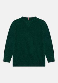Maglione verde scuro con finitura a maglia testurizzata. Presenta un design a V, polsini a coste e una striscia rossa e bianca a contrasto sul colletto posteriore.