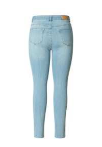 Skinny jeans in lichtblauwe denim. Beschikt over een middelhoge taille, een vijf-pocket ontwerp en een leren merkpatch op de achterkant. Soepele textuur.