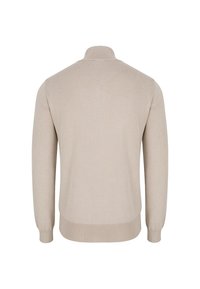 Beżowy sweter z długim rękawem, z prążkowanymi mankietami, dołem i stójką, widok z tyłu na białym tle.