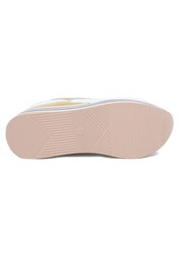 Scarpa bianca con suola in gomma rosa texturizzata. Presenta sottili strisce bianche lungo i bordi e un design liscio e arrotondato.