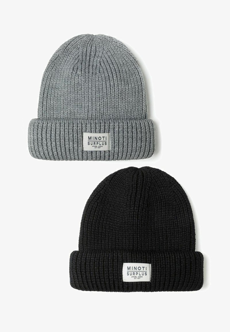 Szürke és fekete kötött sapkák bordázott textúrával és felhajtott mandzsettával, az elején címkézett folttal.