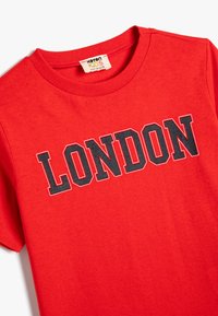 Koton SHORT SLEEVE CREW NECK - Printtipaita - red