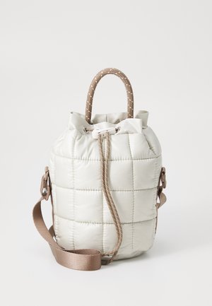 Borsa trapuntata di un beige chiaro con apertura arricciata, caratterizzata da un manico intrecciato e una tracolla rimovibile. Texture liscia con una leggera lucentezza.