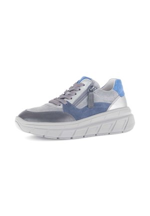 Grijze en blauwe sportschoenen met een mix van suede en leer. Dikke witte zool, vetersluiting en een ritssluiting aan de zijkant.
